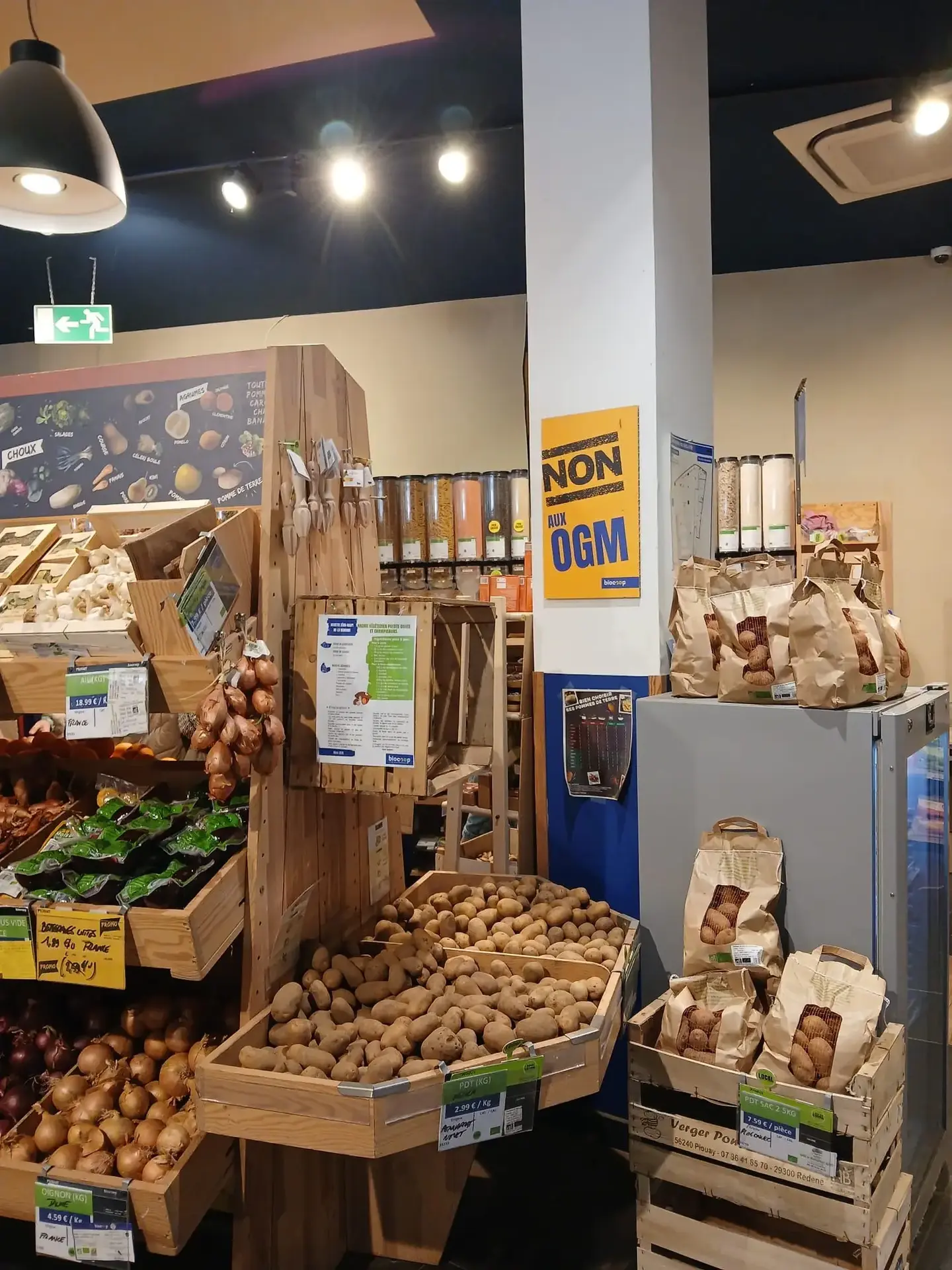 Photo Biocoop chapeau rouge